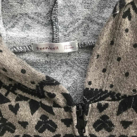 💥4/$25💥 Light Brown Snowflake Zip Up Sweater - Picture 4 of 4